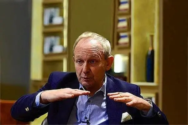 مامور سابق ام آی ۶ به پرس تیوی میآید