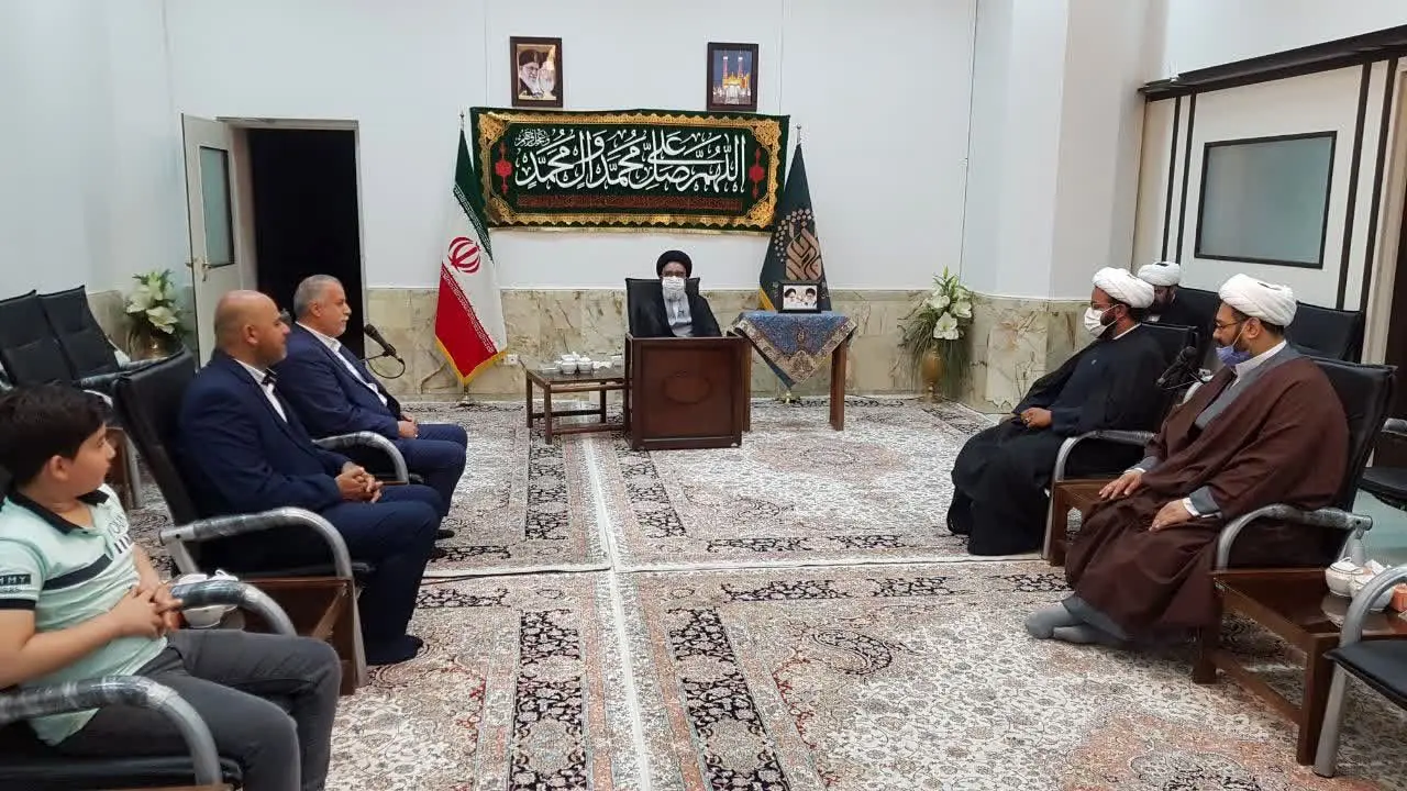 اهدای نشان خادمی حرم حضرت معصومه(س) به مدیران مدینه الزائرین حرم امام حسین(ع)

