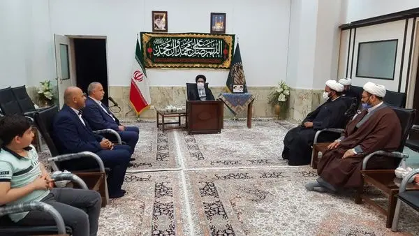 اهدای نشان خادمی حرم حضرت معصومه(س) به مدیران مدینه الزائرین حرم امام حسین(ع)

