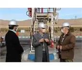 به صدا درآوردن زنگ انقلاب به مناسبت آغاز دهه فجر در انبار نفت شهید زین الدین منطقه قم

