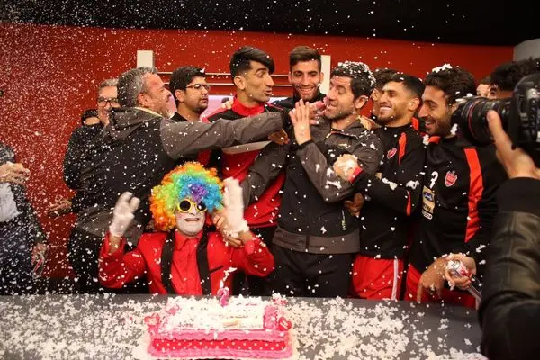 جشن تولد کریم باقری در تمرین پرسپولیس+ عکس