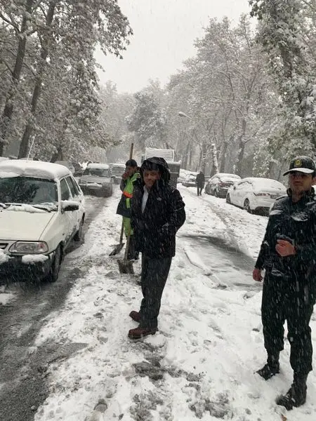 برف روبی بدلیل شدت ترافیک توسط عوامل انسانی در حال انجام است