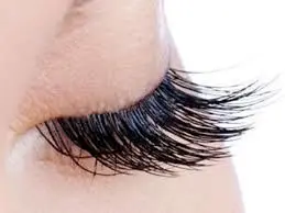 چگونه به صورت طبیعی مژههای خود را فر کنیم؟