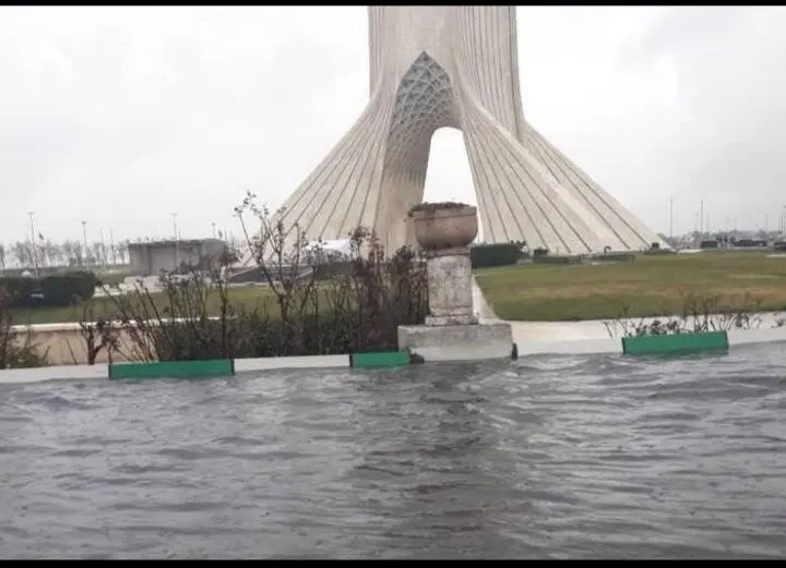 رفع آبگرفتگی میدان آزادی در  ۳۰دقیقه

