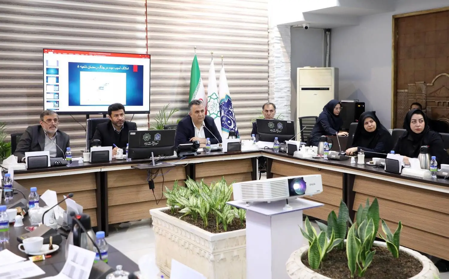 جلسه بررسی ساختمان های آسیب دیده جنگ رمضان در منطقه ۱۲