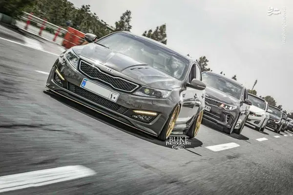 دورهمی اُپتیماسواران در یکی از اتوبان‌های تهران+عکس