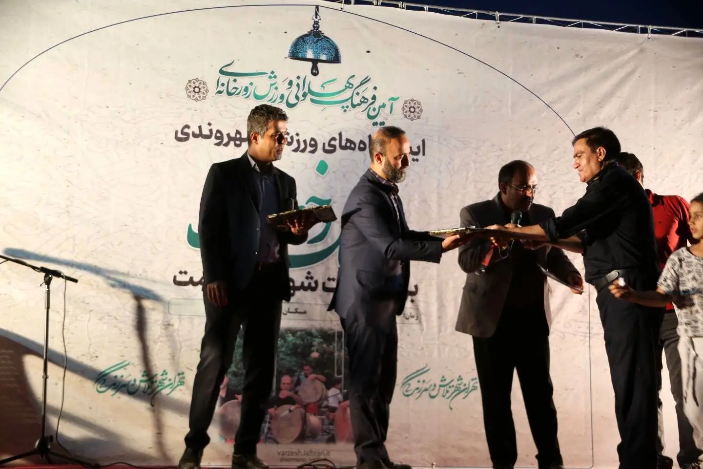 ‌‌‌‌‌‌  با حضور پهلوانان باب الرضای تهران، زنگ رخصت در منطقه‌۱۵ نواخته شد

