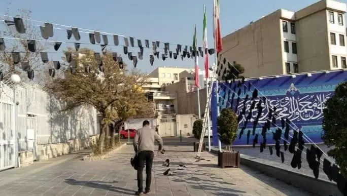 معابر شمال شرق تهران در سالگرد شهادت حضرت فاطمه زهرا(س) و سردار سپهبد شهید سلیمانی سیاه پوش شد