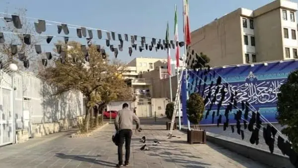 معابر شمال شرق تهران در سالگرد شهادت حضرت فاطمه زهرا(س) و سردار سپهبد شهید سلیمانی سیاه پوش شد