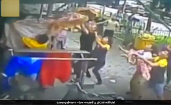 سرعت عمل عابران، جان پسر خردسال را نجات داد + عکس