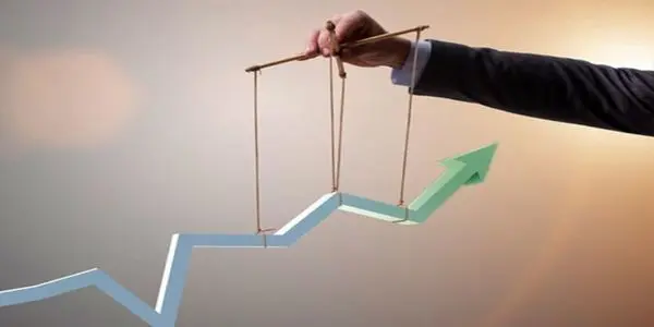 همیشه سایه سنگین سیاست روی اقتصاد است