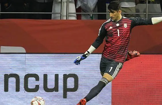 پرتاب دست ۷۰ متری بیرانوند سوژه رسانه های فوتبالی جهان + عکس