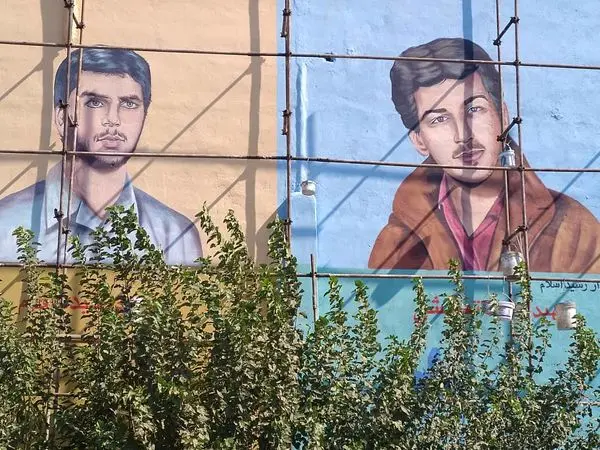 ترسیم و مرمت  نقاشی دیواری چهره شهدای منطقه۱۳

