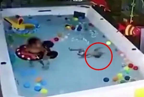 غرق شدن کودک خردسال! + عکس