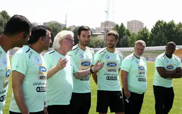 یک مربی استقلال به روی سکو می رود