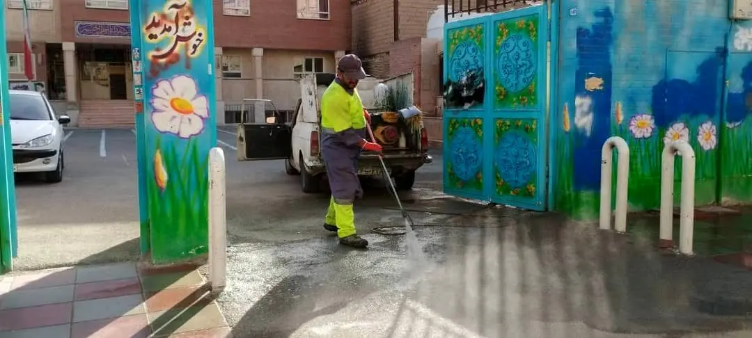 شست و شو و پاکسازی محوطه داخلی و پیرامونی مدارس منطقه 19 در طرح استقبال از مهر

