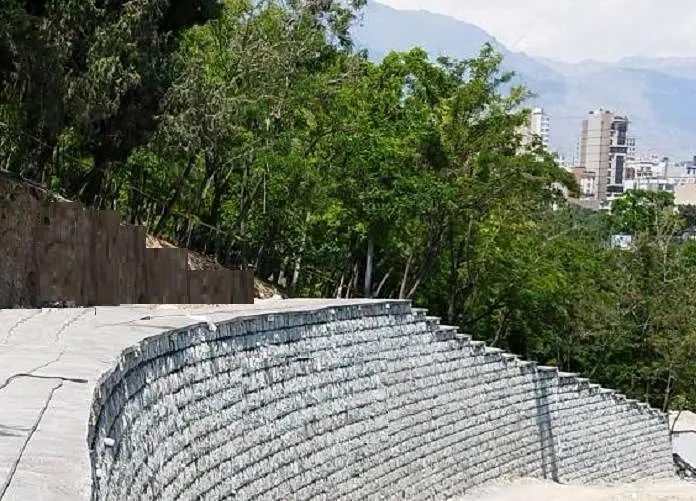 ایمن سازی  باغ راه فدک  با احداث دیوار سنگی


