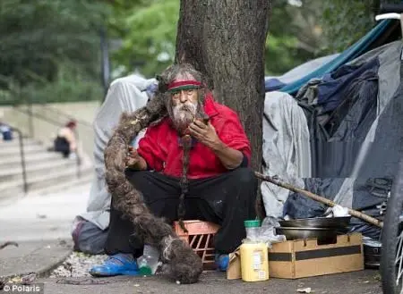 مرد بی خانمانی که بخاطر موهایش پول دار می شود+عکس