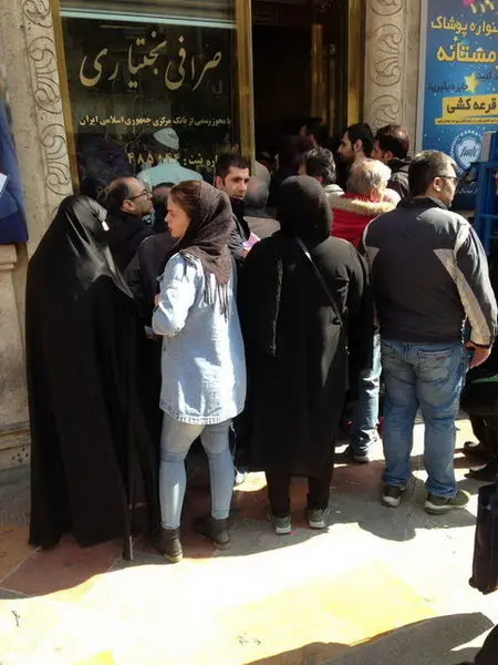 فروش دلار آزاد ۳۰۰ تومان بالاتر از قیمت صرافی‌ها