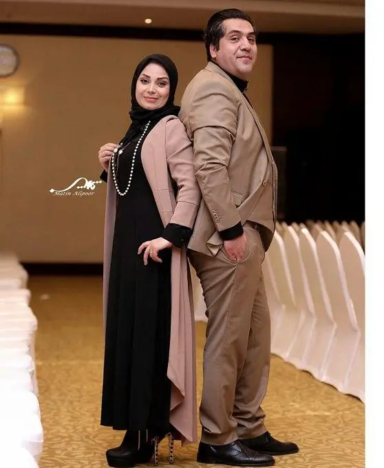 ژست عجیب و غریب خواننده مشهور و همسر مجری اش+عکس
