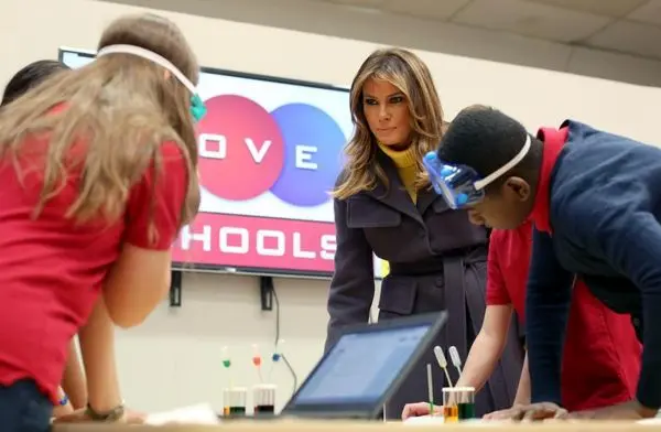 بازدید ملانیا ترامپ از یک مدرسه + عکس