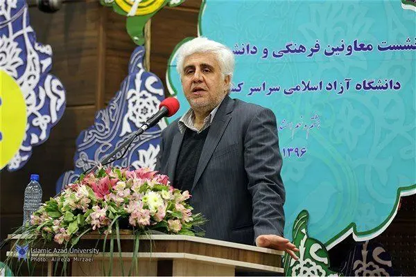 رئیس دانشگاه آزاد: هوچی‌گری در شأن یک استاد نیست
