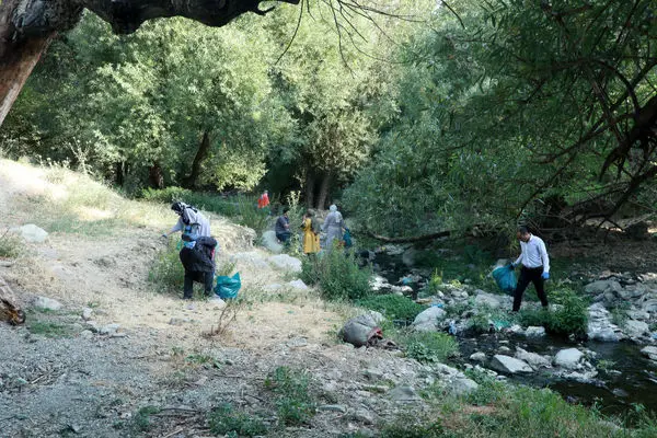 پاکسازی رود دره فرحزاد بامشارکت فعالان محیط زیست