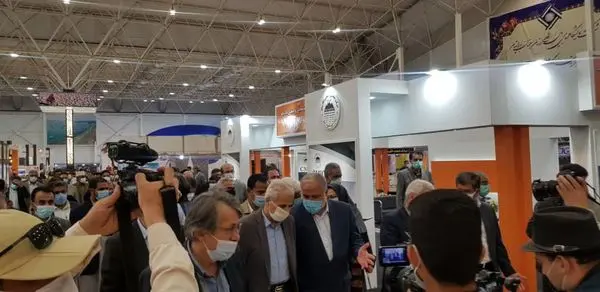   بازدید شرکت کنندگان در مراسم افتتاح نمایشگاه معدن، صنایع معدنی، ماشین آلات و تجهیزات وابسته از غرفه شرکت معدنی و صنعتی چادرملو. 