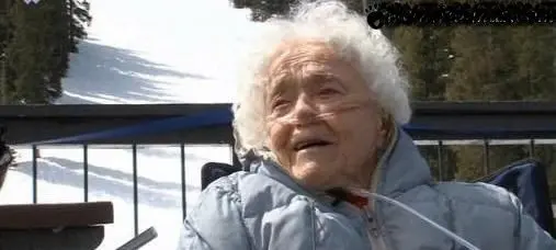 اسکی بازی عجیب و دیدنی پیرزن 100 ساله در کوهستان+عکس