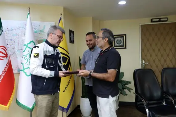 اهدای لوح تقدیر عکاسان سینمای ایران به مدیرعامل شرکت بهره برداری مترو