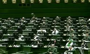 نمایندگان با لباس سبز سپاه در صحن مجلس حاضر شدند