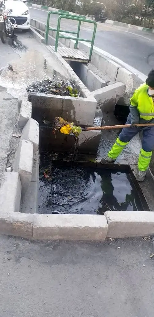 عملیات لایروبی و پاکسازی انهار در بزرگراه شهید همت حدفاصل چمران تا کردستان

