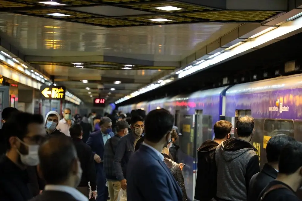 با اجرای محدودیت های کرونا در کشور، پرسنل شرکت بهره برداری متروی تهران بی وقفه خدمت رسانی می کنند
