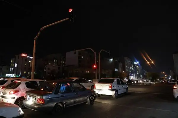 نصب دکلهای چند وجهی چراغ راهنمایی در میدان کتاب