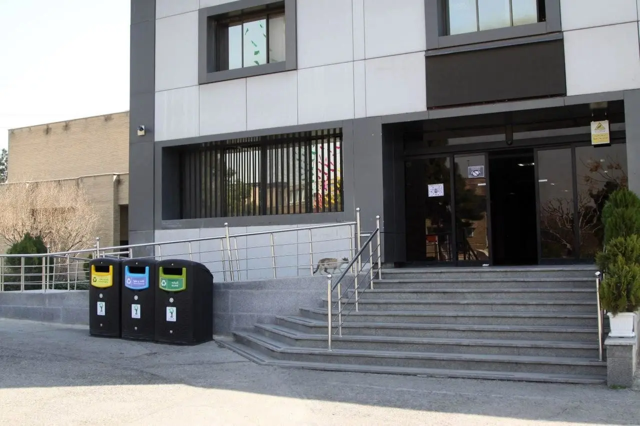 نصب مخازن سه گانه پسماند در مراکز مهم و پرتردد منطقه 15

