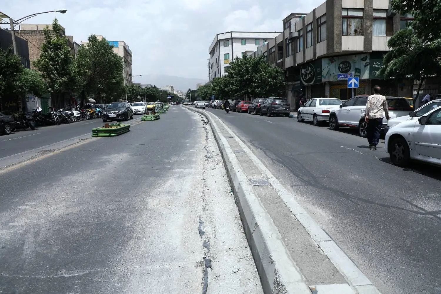 احداث جداول جداکننده و رفیوژ سبزمیانی در خیابان های آیت و مدنی