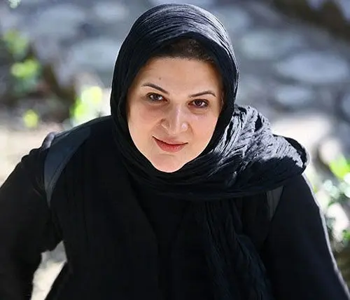 بازیگر زن مشهور با پوششی کاملا متفاوت در رستوران+عکس
