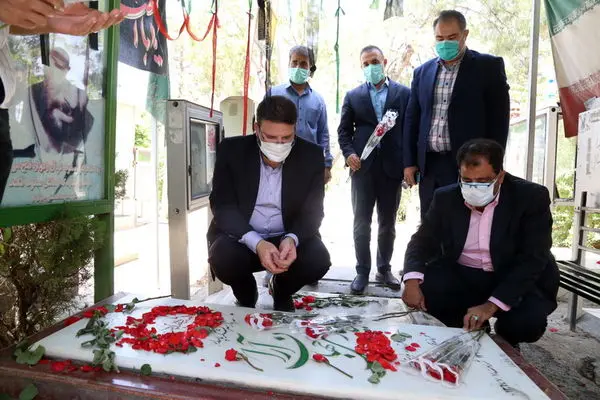 عطر افشانی مزار مطهر شهید جهان آرا با حضور مدیرعامل و اعضای شورای پایگاه بسیج بهشت زهرا(س)