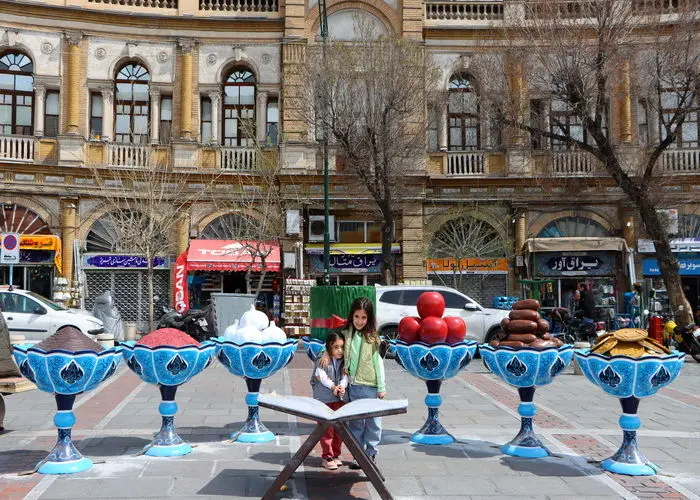 با فرارسیدن بهار 1403، المان‌های نوروزی در سطح منطقه 11 نصب شد