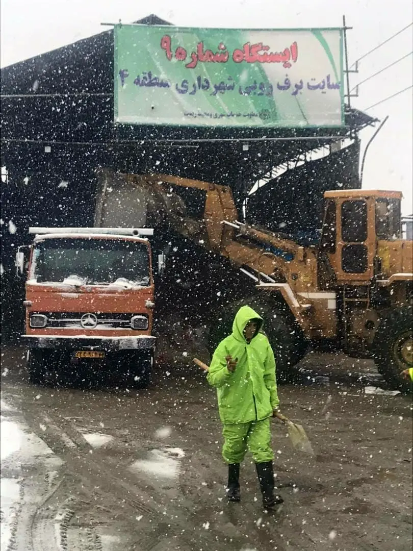 ایمن سازی معابر منطقه در روزهای زمستانی