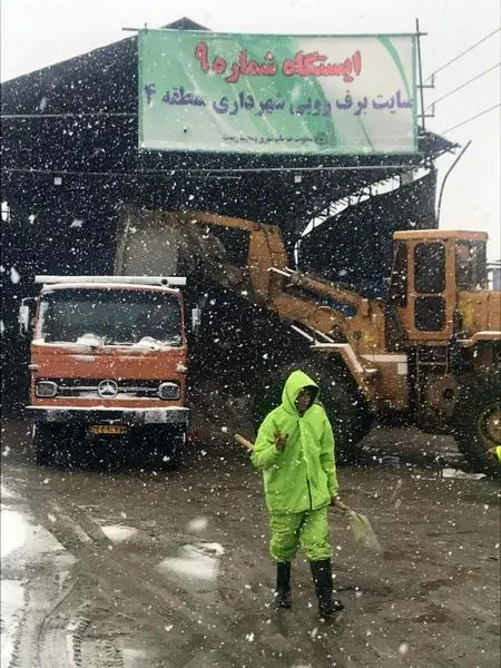 ایمن سازی معابر منطقه در روزهای زمستانی