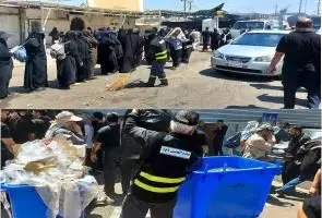 تلاش‌کارگران خدمات شهری منطقه۱۲ تهران برای خدمت به زائران حسینی درشهر نجف