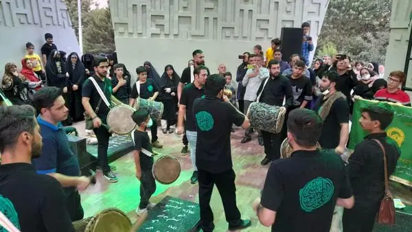 برپایی مراسم چهار پایه خوانی و دمامه زنی در جوار گلزار شهدای گمنام تهرانسر در ناحیه یک منطقه ۲۱