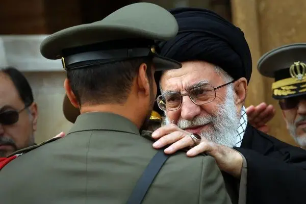 پرچم و نشان فداکاری به دانشگاه افسری امام علی(ع) ارتش اهدا میشود