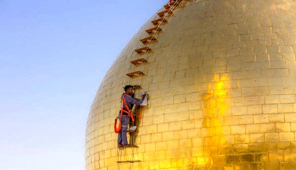 پاکسازی گنبد حرم امام حسین‌(ع) در آستانه محرم+عکس