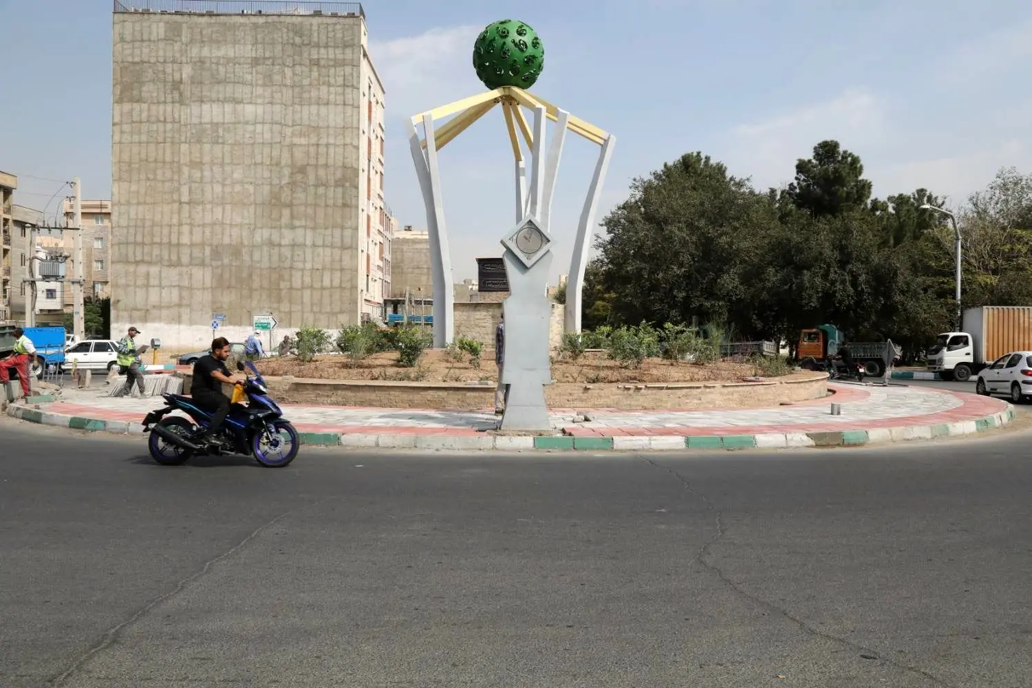 بهسازی و آرام سازی میدان بخشنده منطقه 19در قالب طرح « من شهردارم دو »

