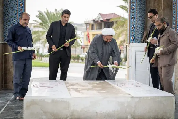 مراسم غبارروبی و گلباران گلزار مطهر شهدای گمنام شهر سیراف برگزار شد