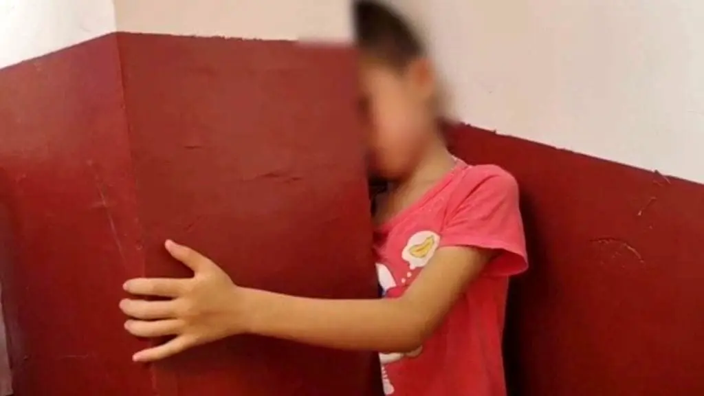 گیر کردن سر دانش آموز بین دیوار مدرسه! + عکس