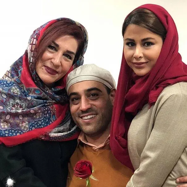 وقتی آقای بازیگر همسر و مادرش را در آغوش می گیرد+عکس