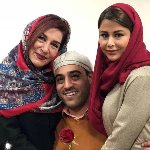 وقتی آقای بازیگر همسر و مادرش را در آغوش می گیرد+عکس